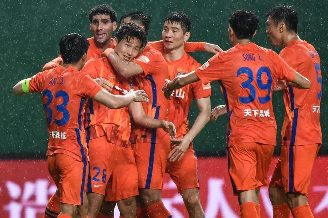 أندية الدوري الإسباني تهدد بالإضراب ضد قانون رياضي جديد يفضّل الكبار
